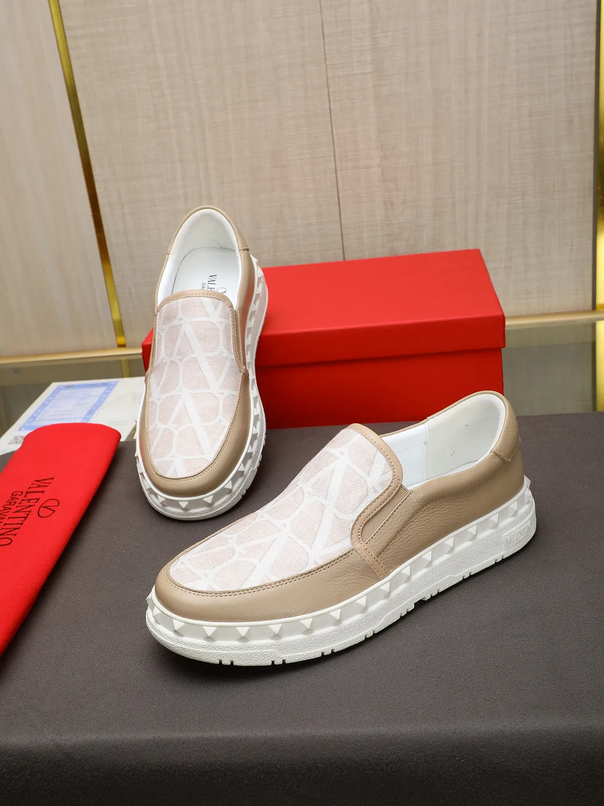 Men's shoes 💰440 Valentino "VALENTINO" hot sale ❤️ Counters ship at the same time 1:1 👏 Imported cowhide + waterproof fabric + leather lining 🐂 Casual fashion shoes Exquisite workmanship Original original outsole 38-44 (45 customized, non-refundable)
